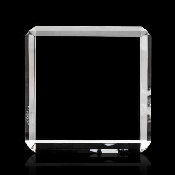 Beautiful 3 Dimensional etching inside the crystal... from ASI 84592 St Regis Group / St Regis