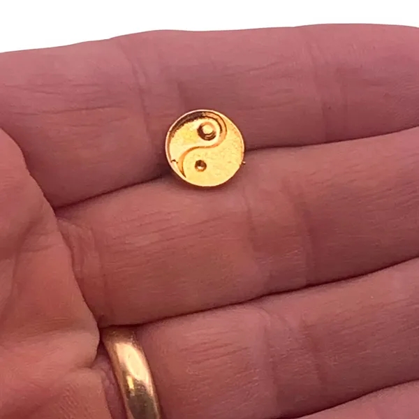 1/2" round lapel pin containing the yin yang symbol. Blank.... from ASI 96235 Wehr Industries Inc